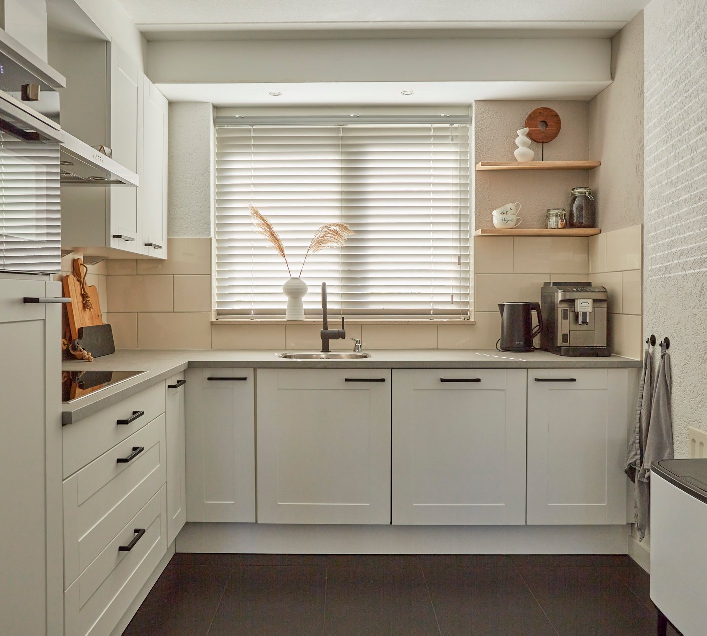 Houten jaloezieën in keuken
