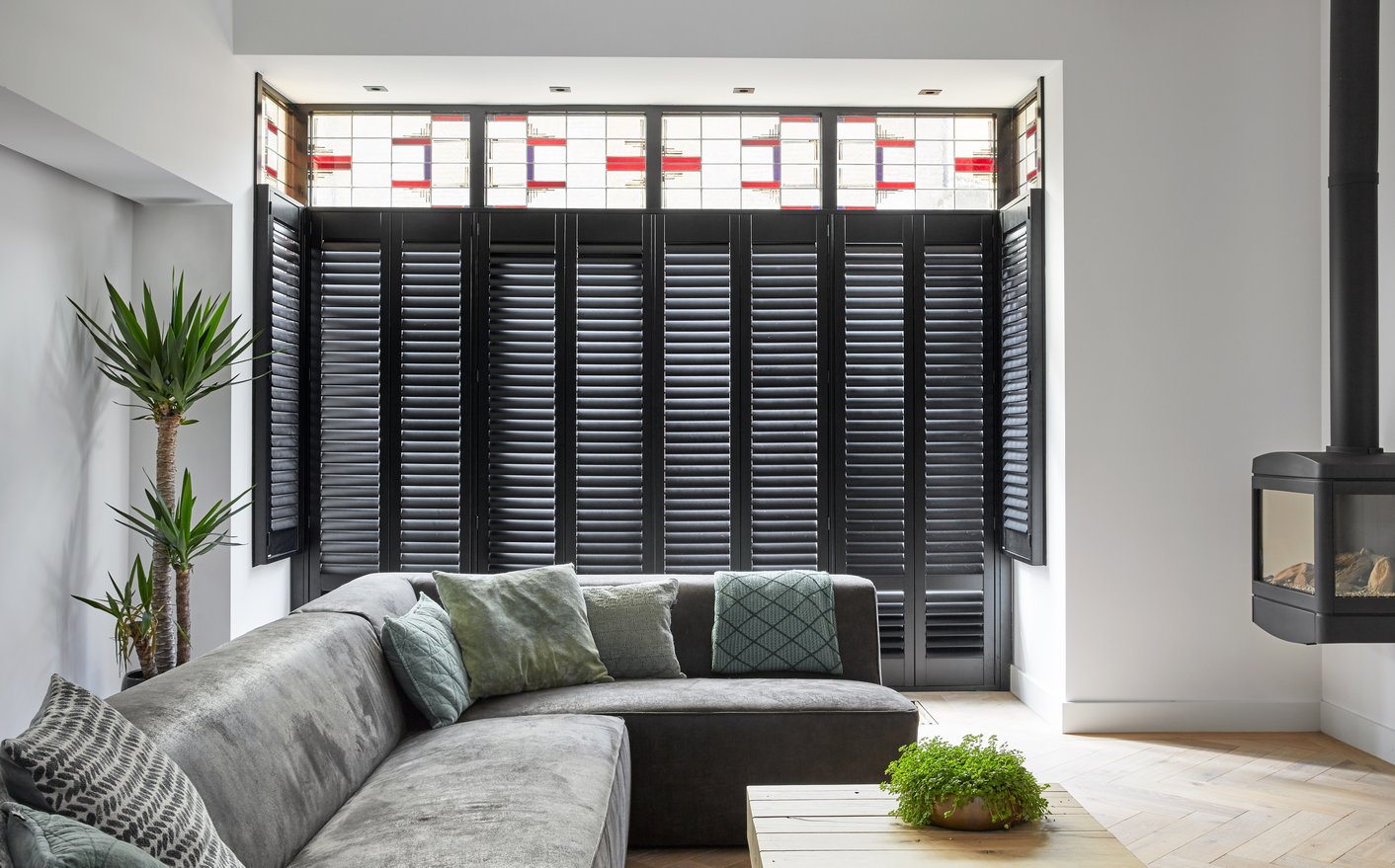 Zwarte shutters in woonkamer