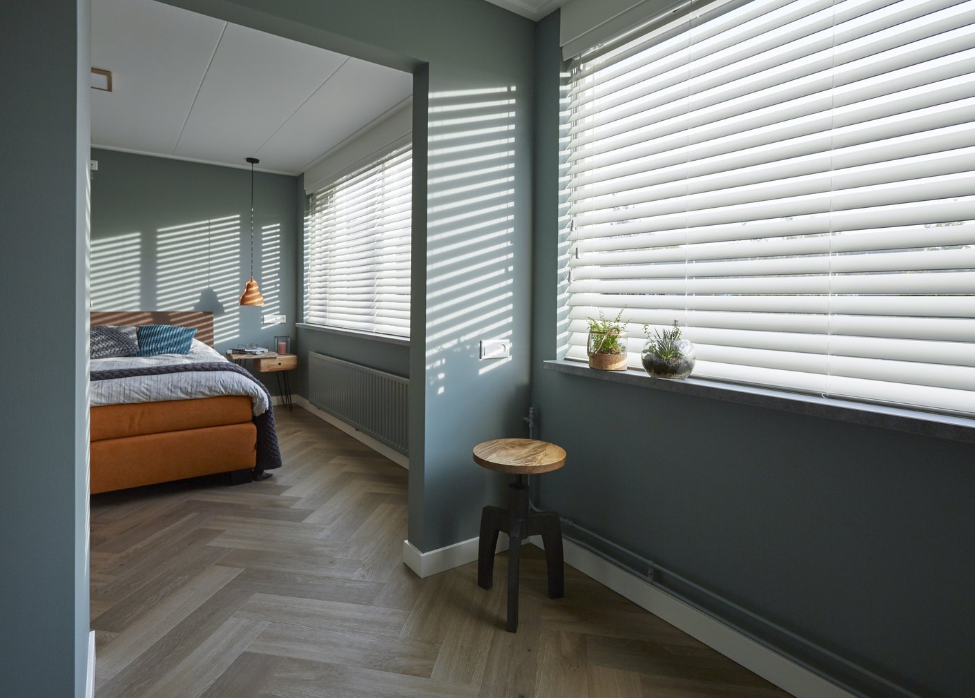 Witte jaloezieën in slaapkamer
