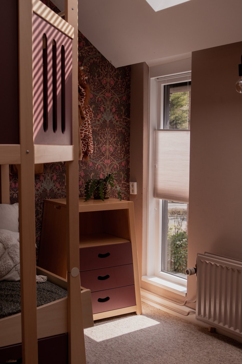 Aubergine kinderkamer ton sur ton