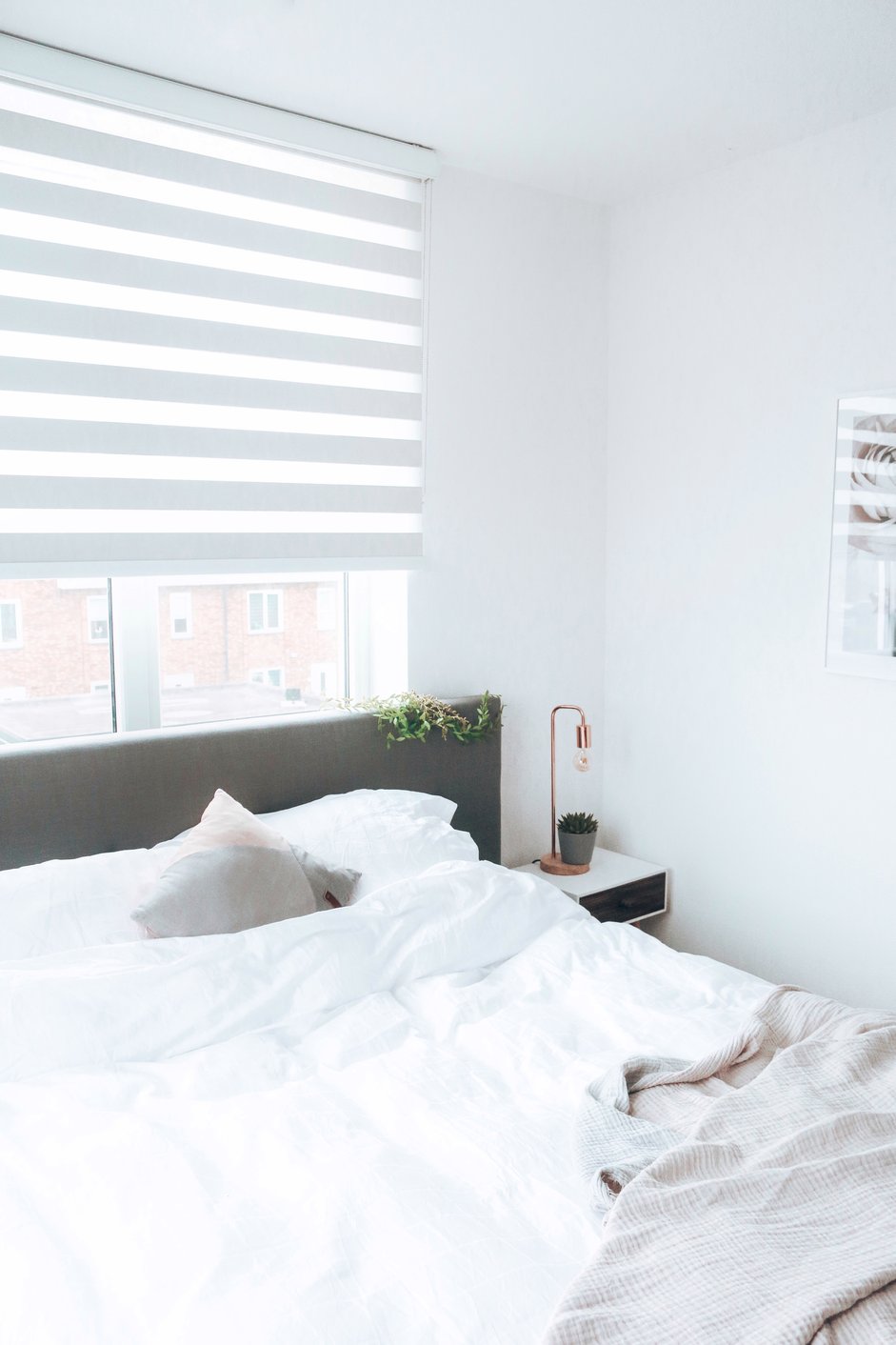 Minimalistische slaapkamer met duo rolgordijnen