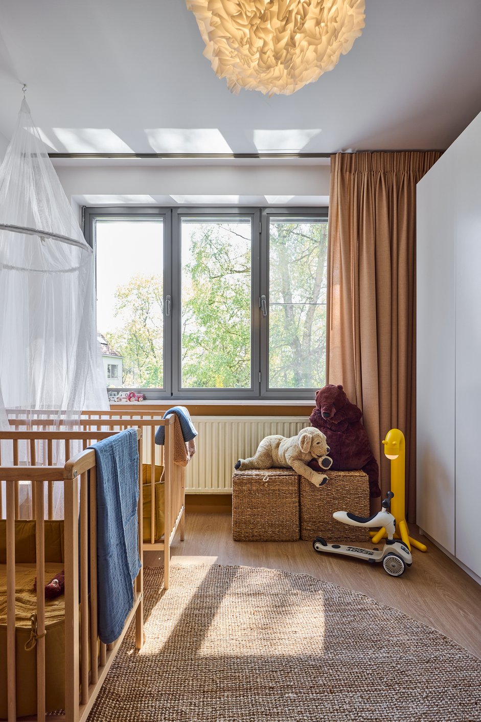 Kinderkamer met bruine gordijnen