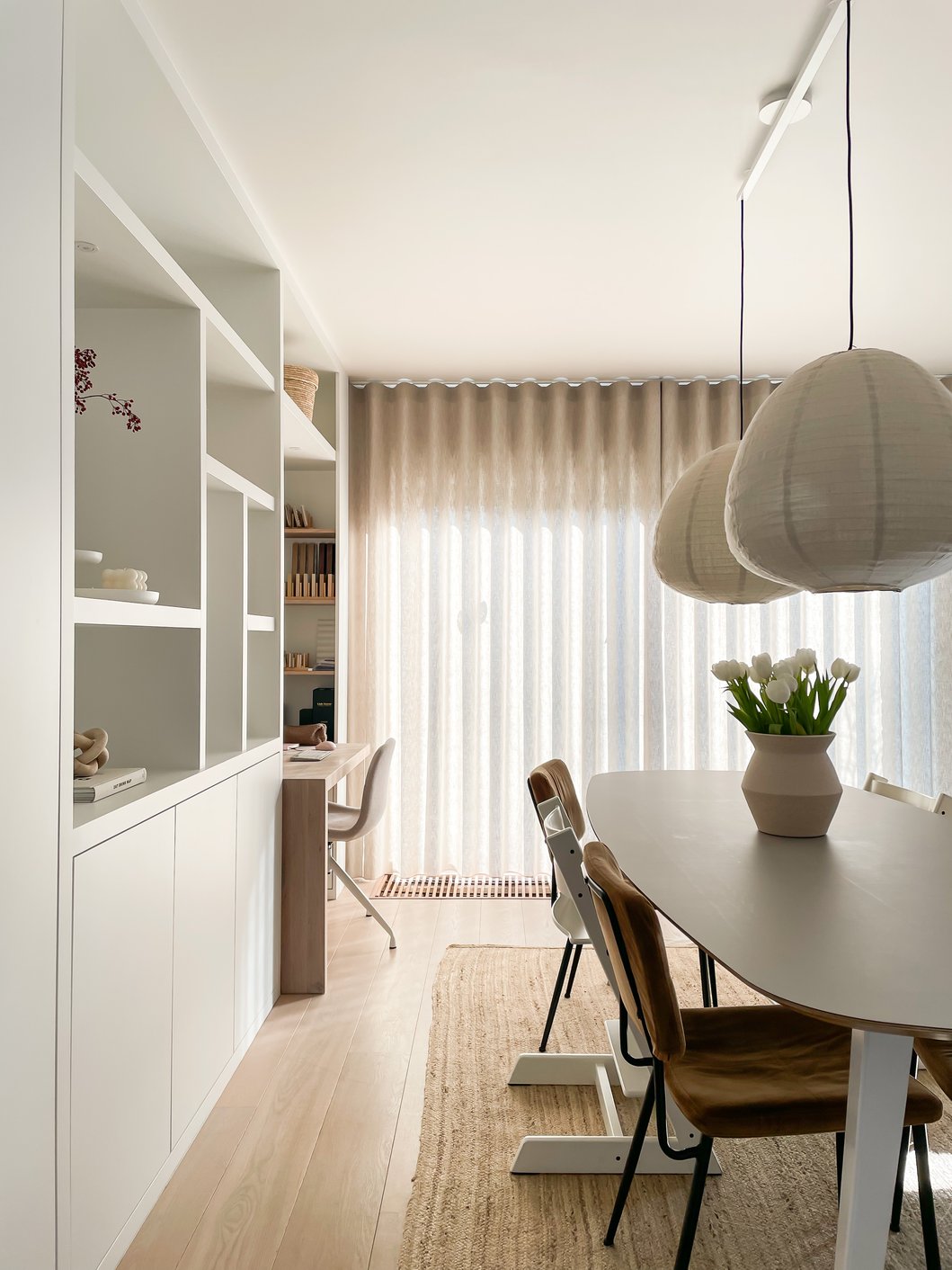 Lichtdoorlatende gordijnen in de eetkamer