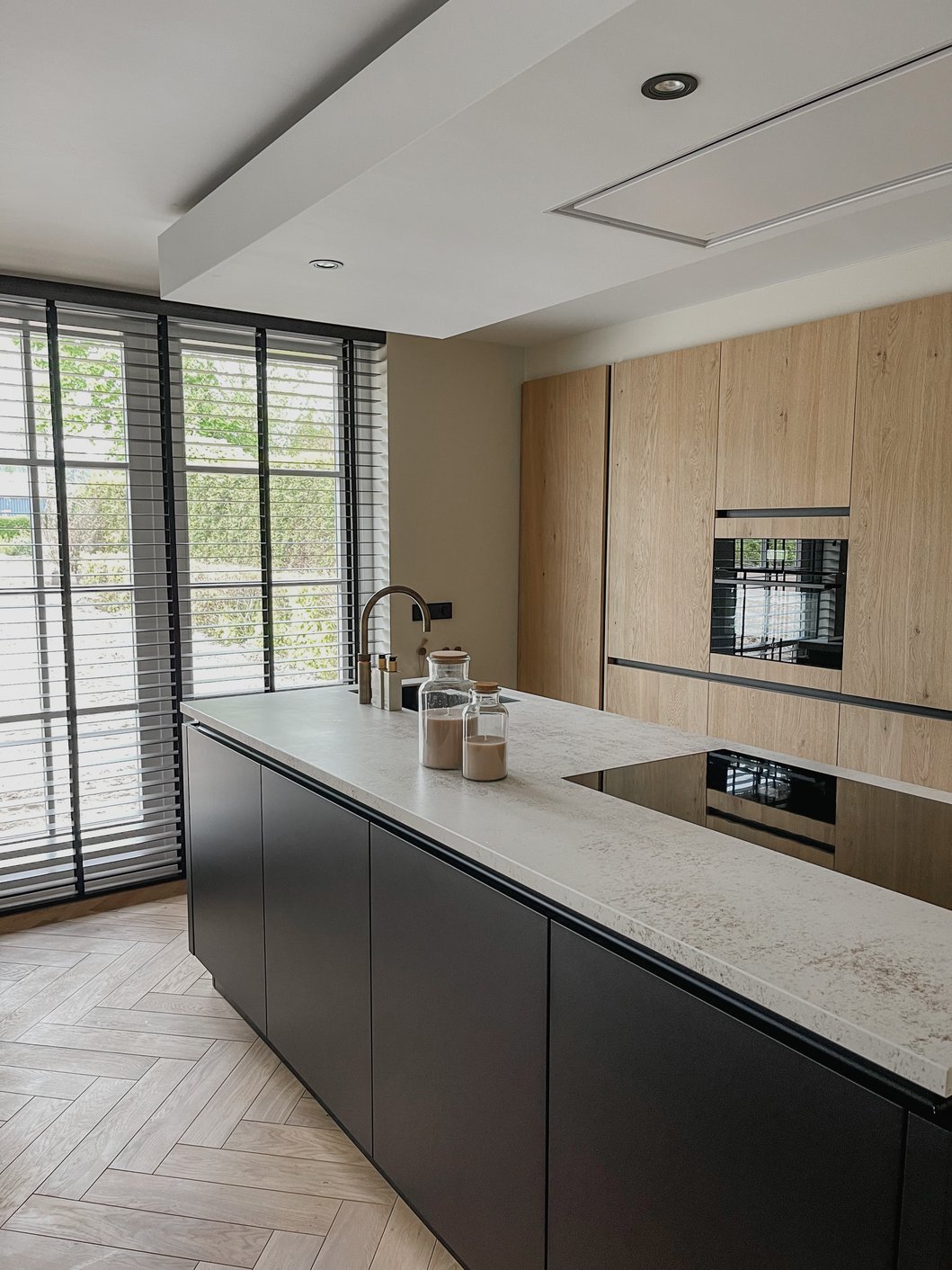 Houten jaloezieën in de keuken