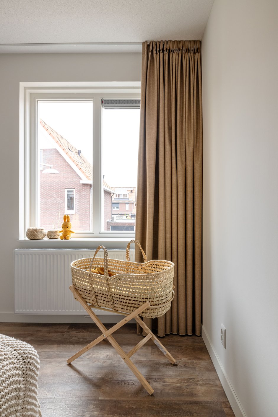 Mørklæggende brune gardiner i babyværelse