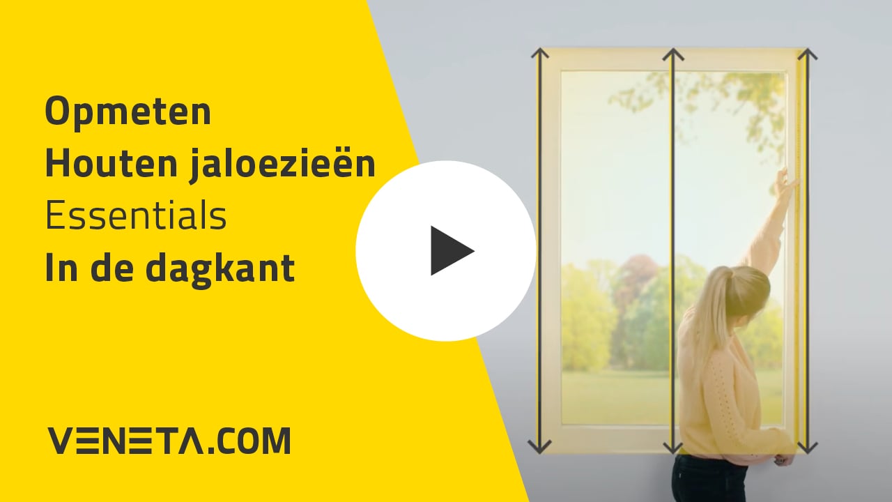 Inmeten van houten jaloezieën in de dag