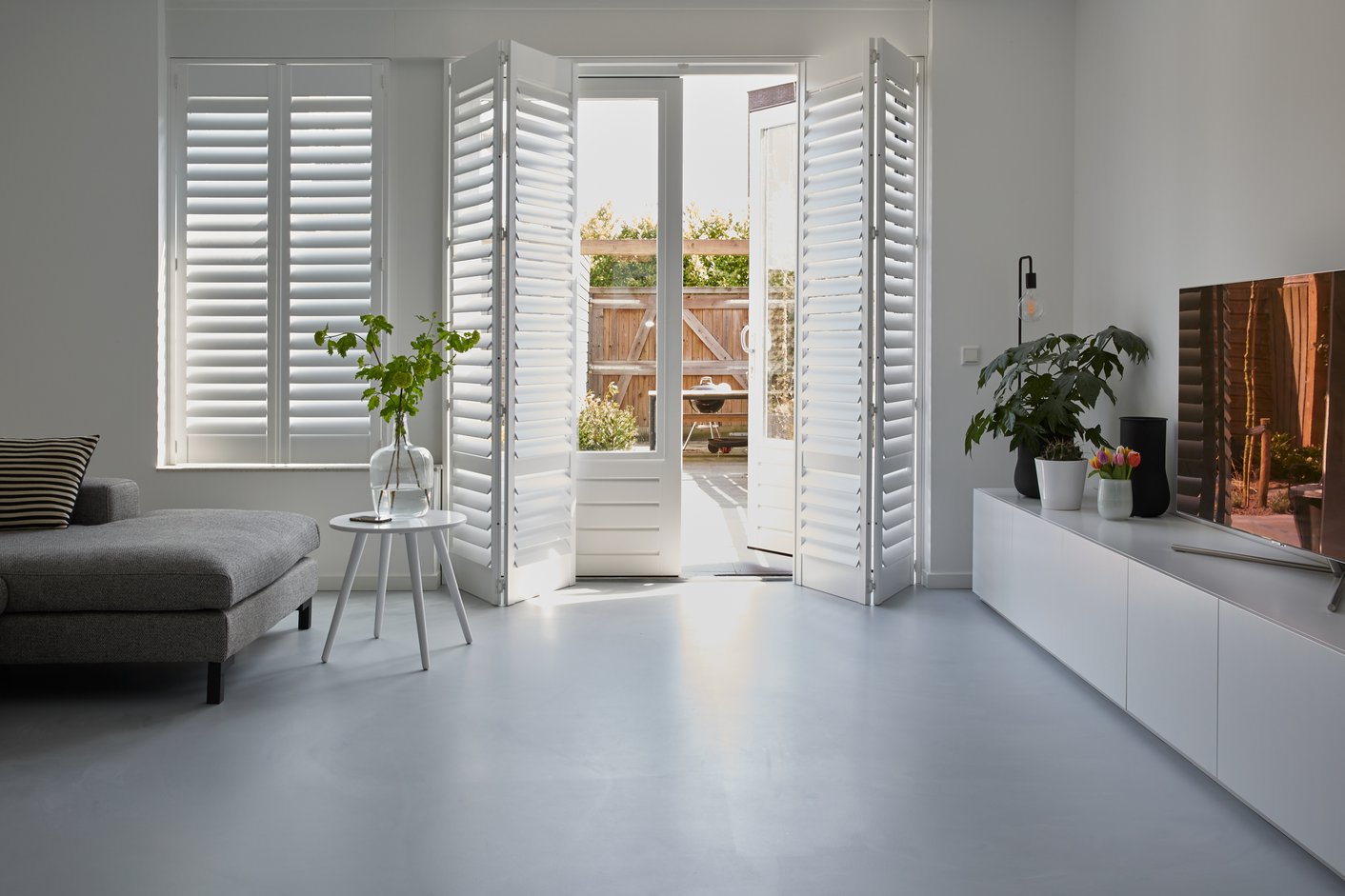 Witte shutters met gietvloer