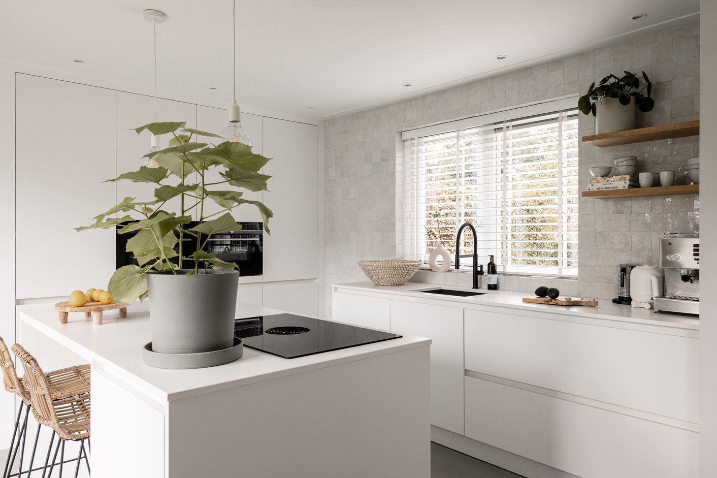 Houten jaloezieën in de keuken