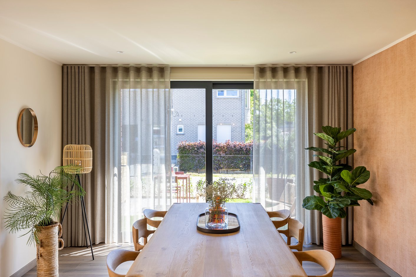 Eetkamer met voile gordijnen