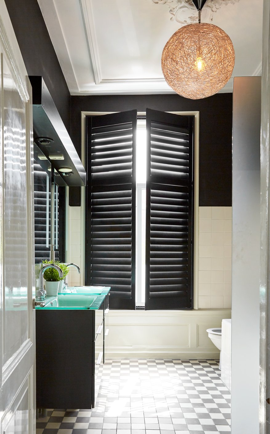 Moderne badkamer met zwarte shutters