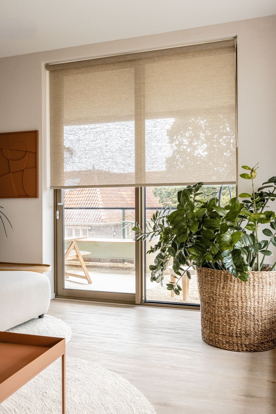 Semitransparent rullegardin i stuen