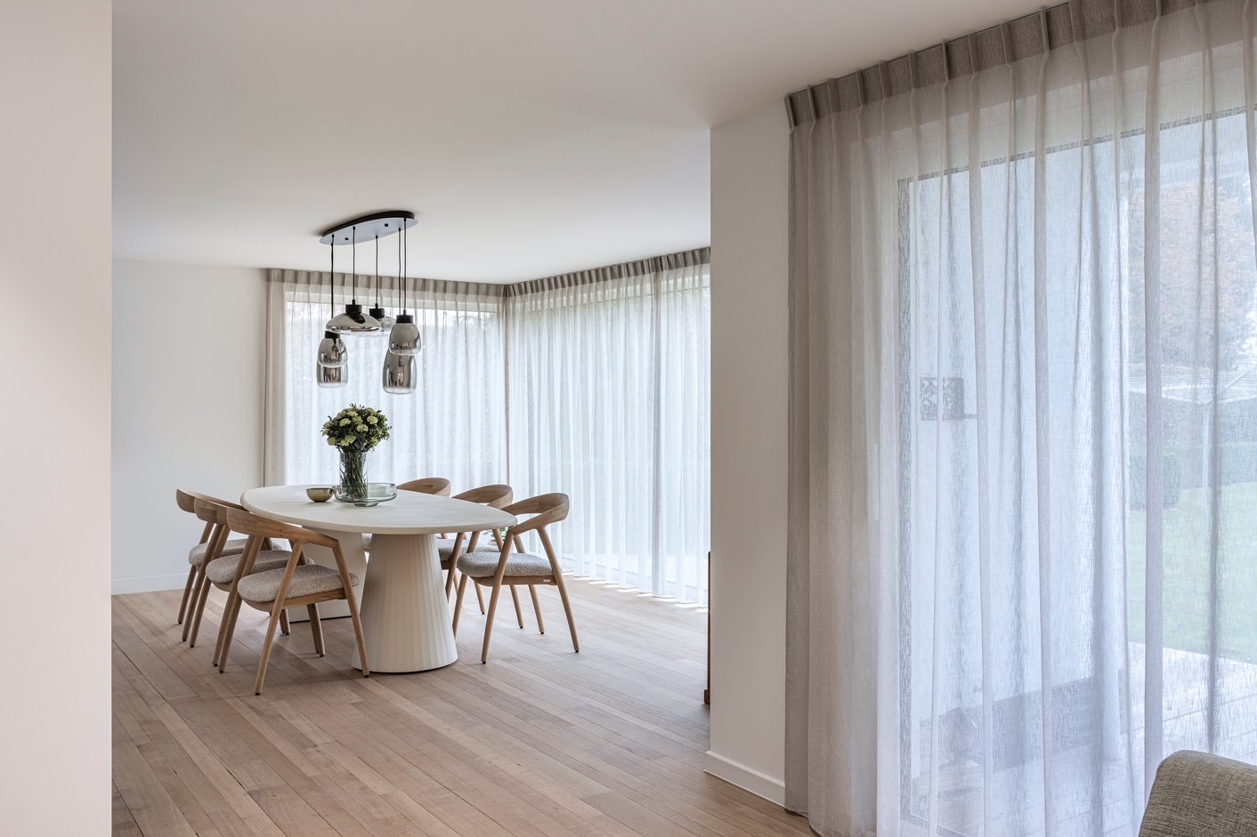 Witte voile in de eetkamer
