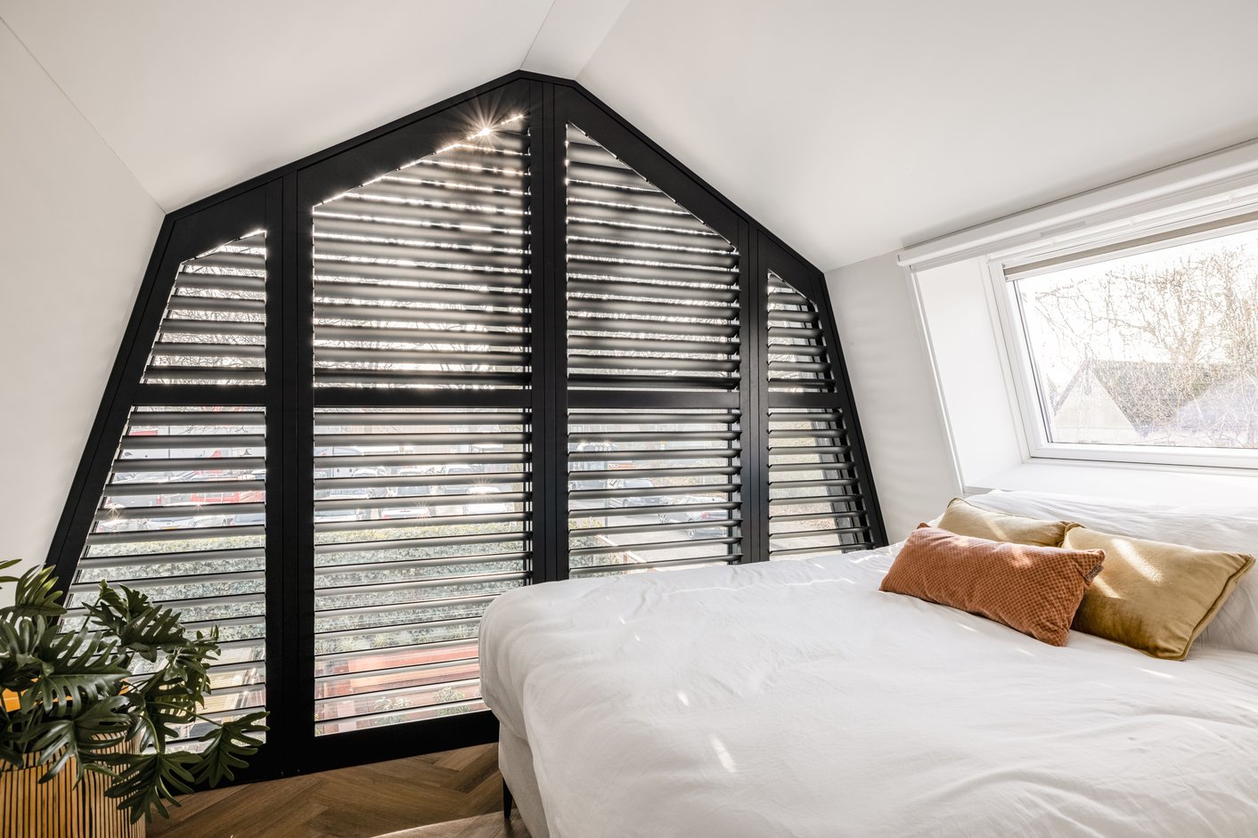 Mat zwarte shutters in slaapkamer