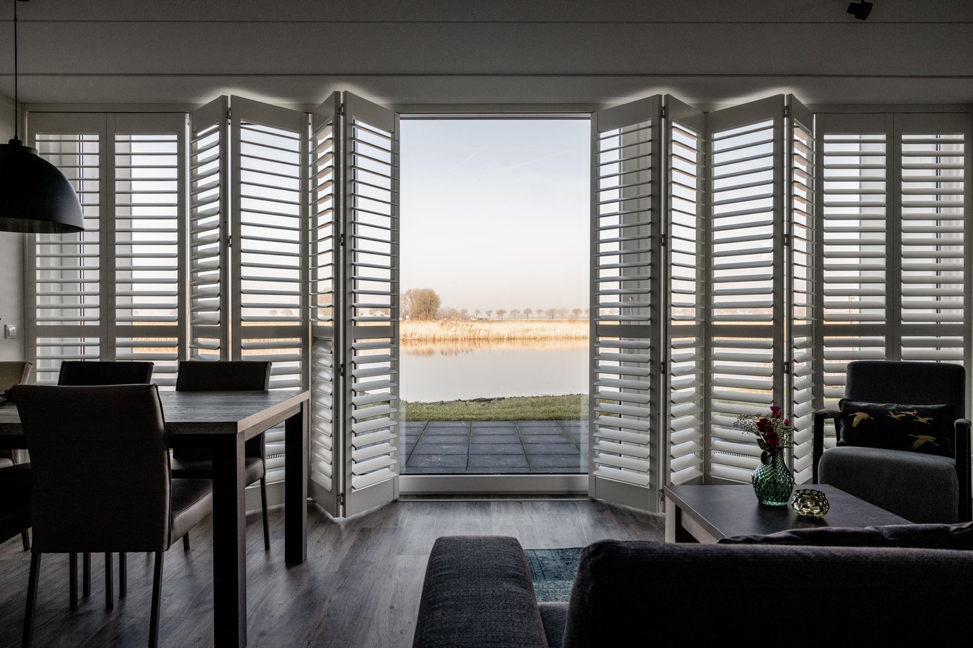 Vouwrail shutters in woonkamer