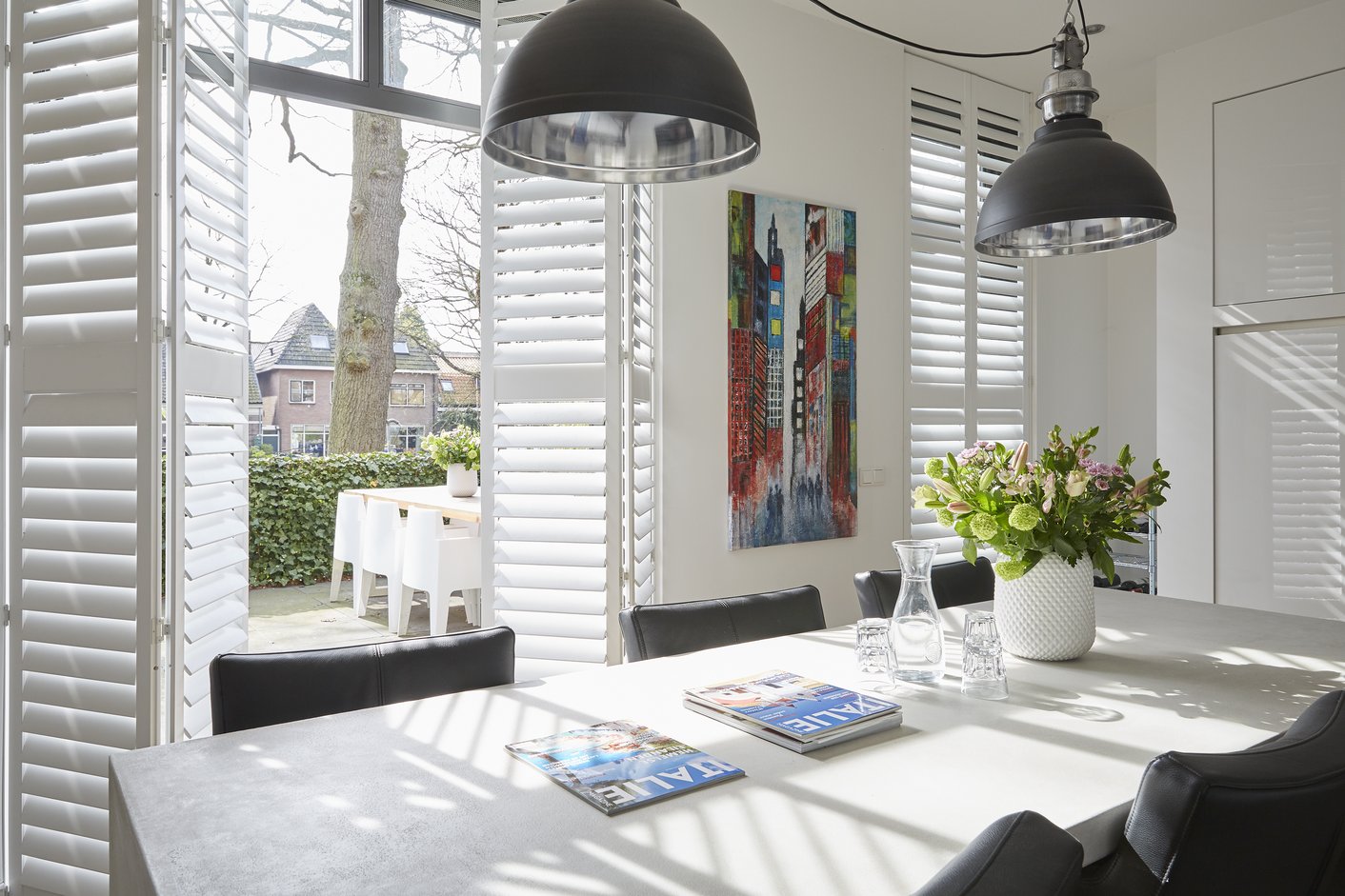 Witte shutters schoonmaken