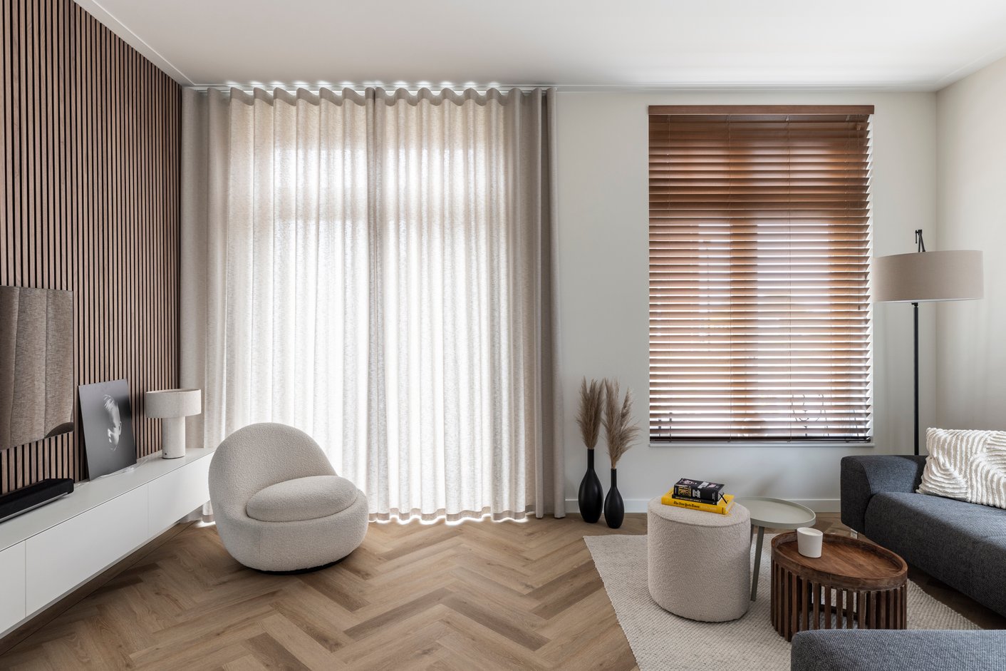 Gordijnen in combinatie met houten jaloezieën