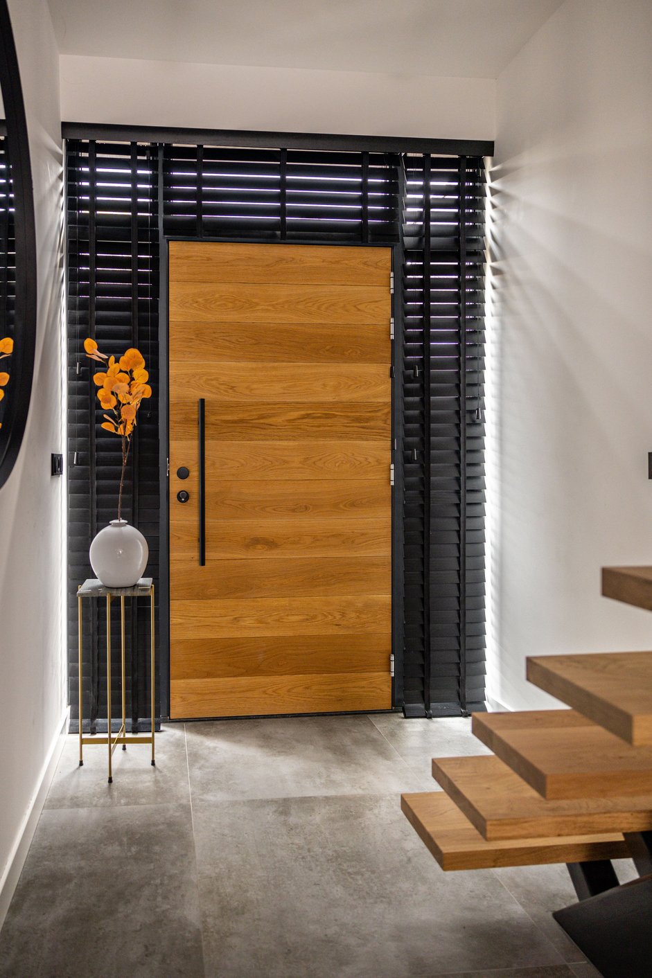 Zwarte shutters in hal