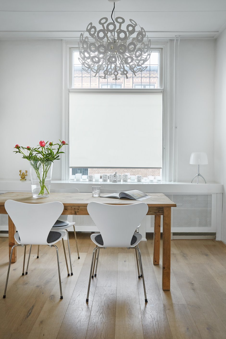 Witte rolgordijnen in de woonkamer