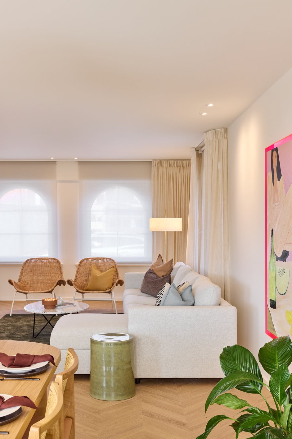 Voile en rolgordijn in de woonkamer