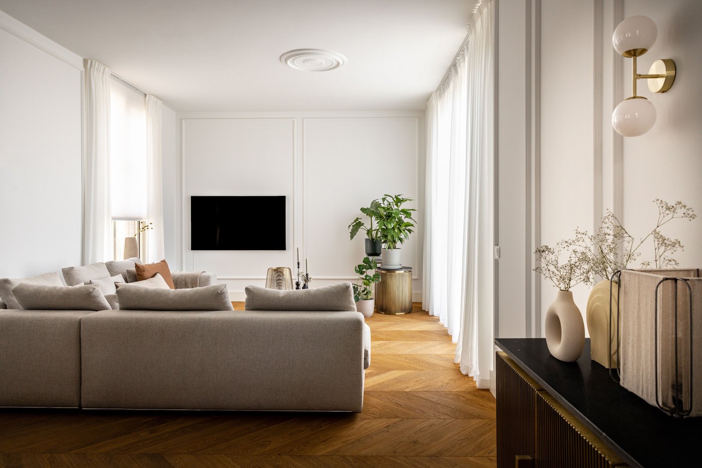 Ruime woonkamer met witte licht doorlatende gordijnen