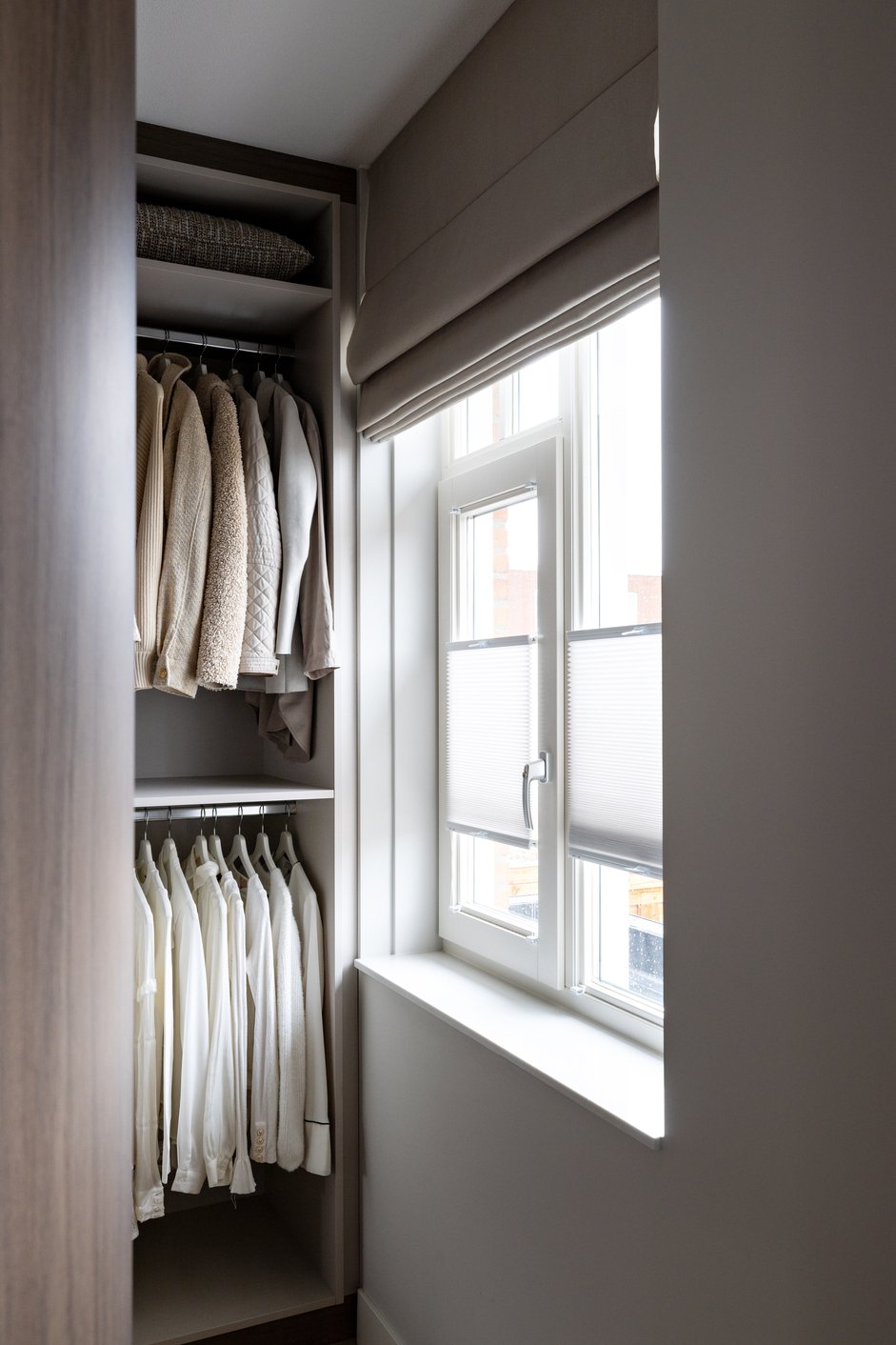 Vouwgordijnen in de walk-in closet