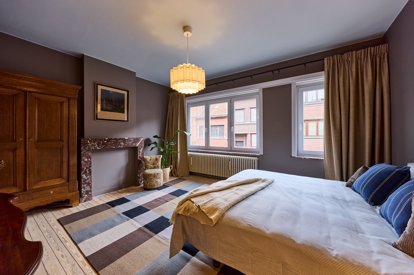 Slaapkamer met bruine gordijnen