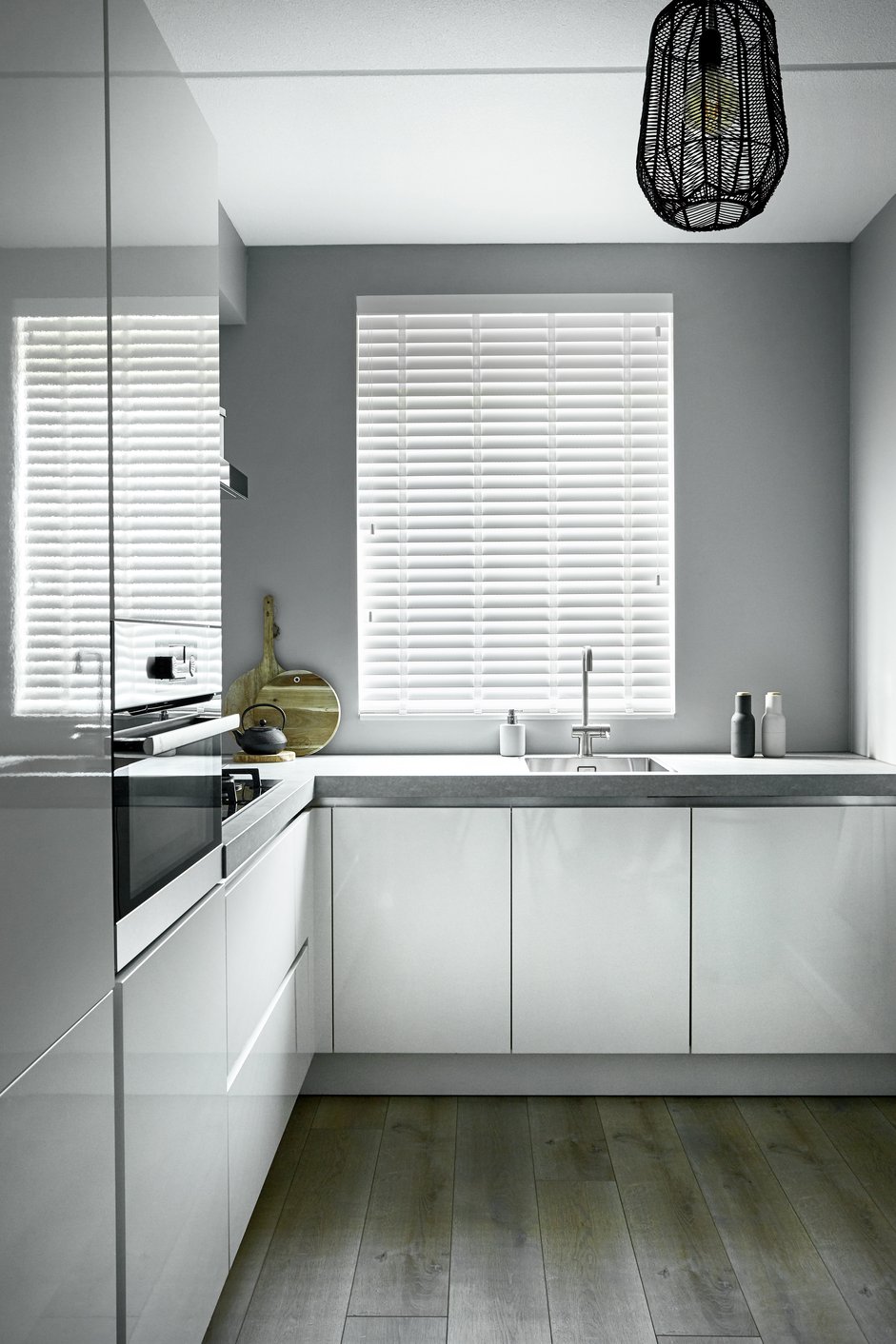 Lichte raambekleding in keuken