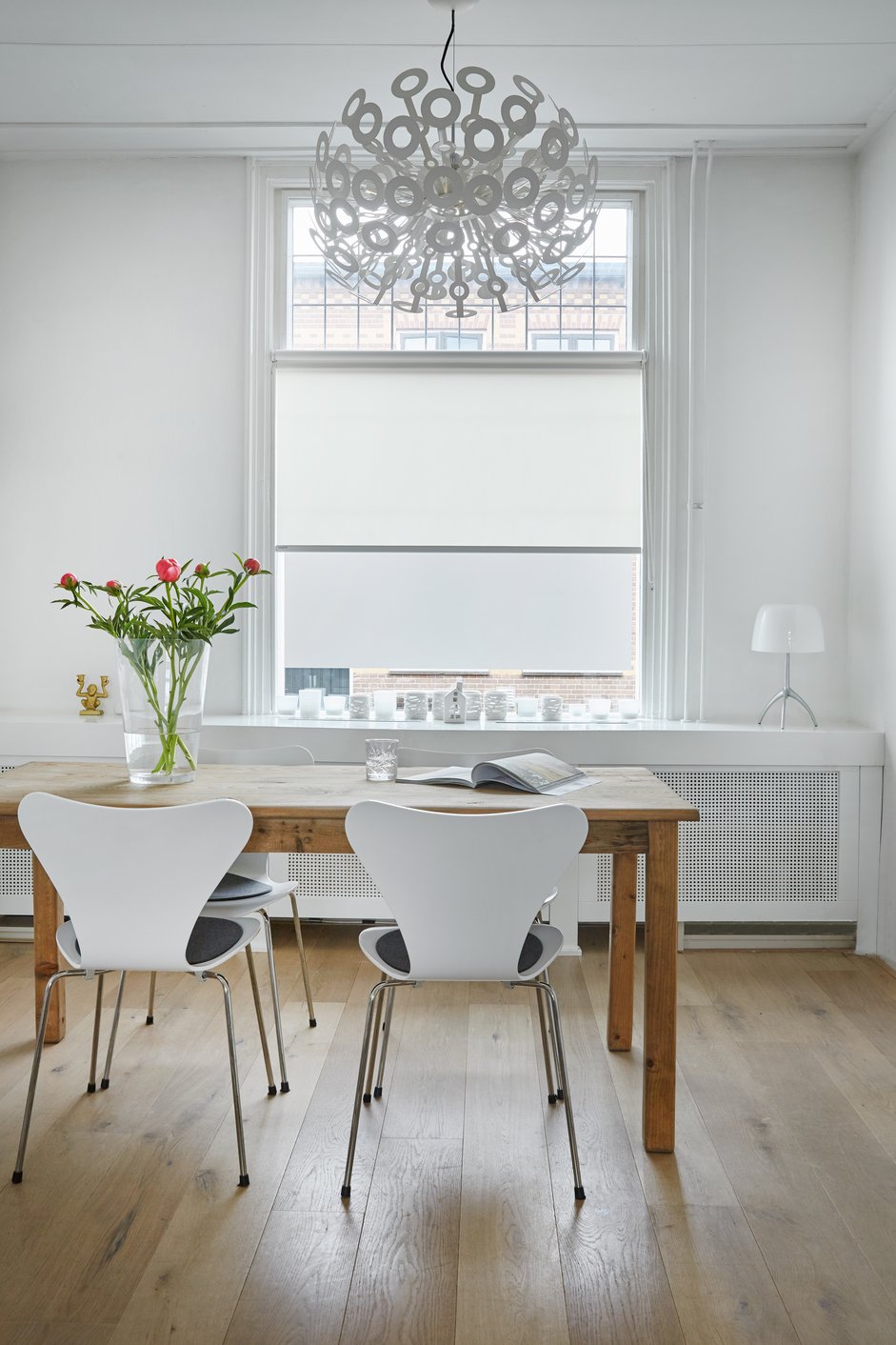 Semi transparant rolgordijn in eetkamer