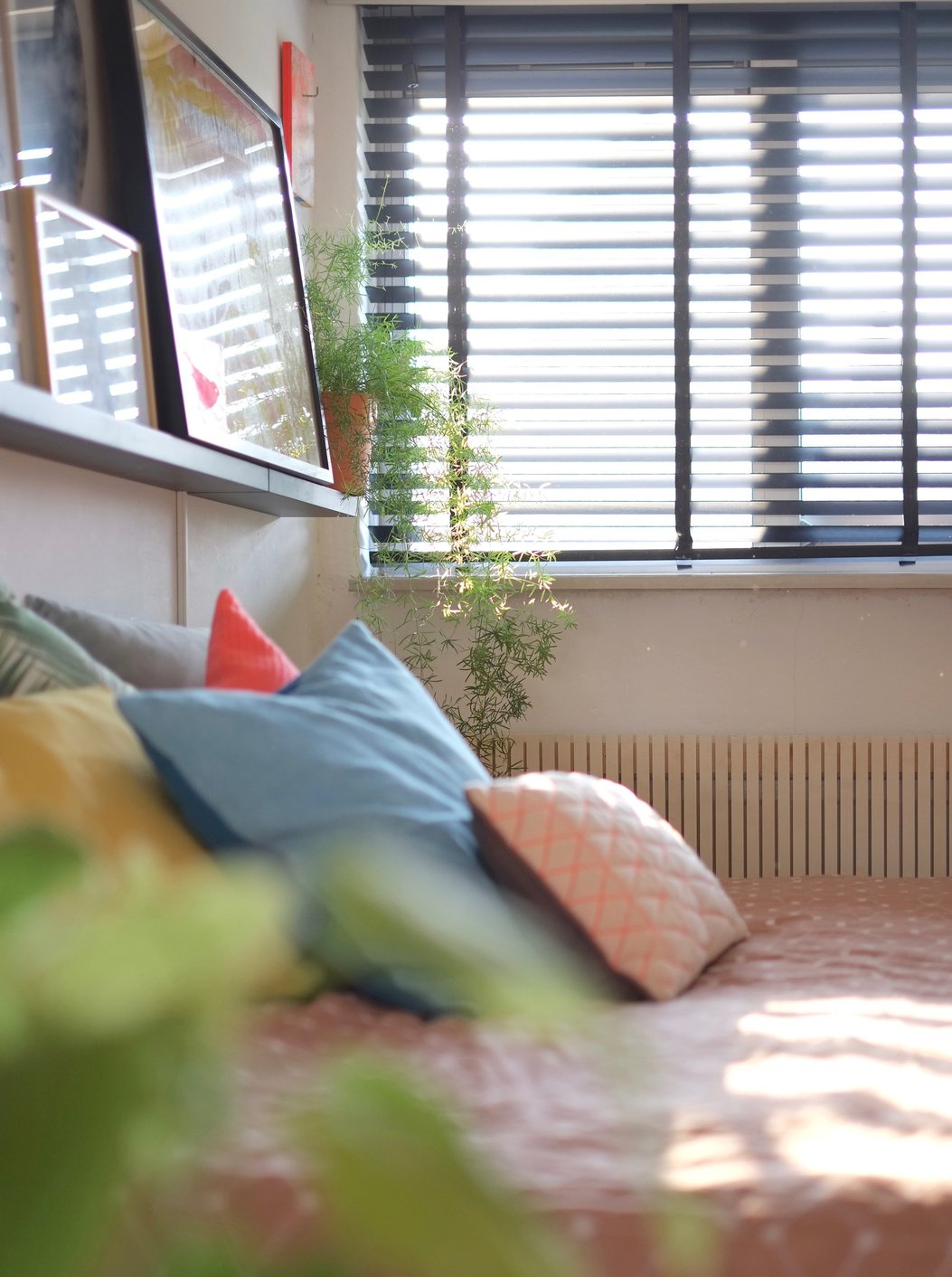 Tiny house binnenkant met groot bed