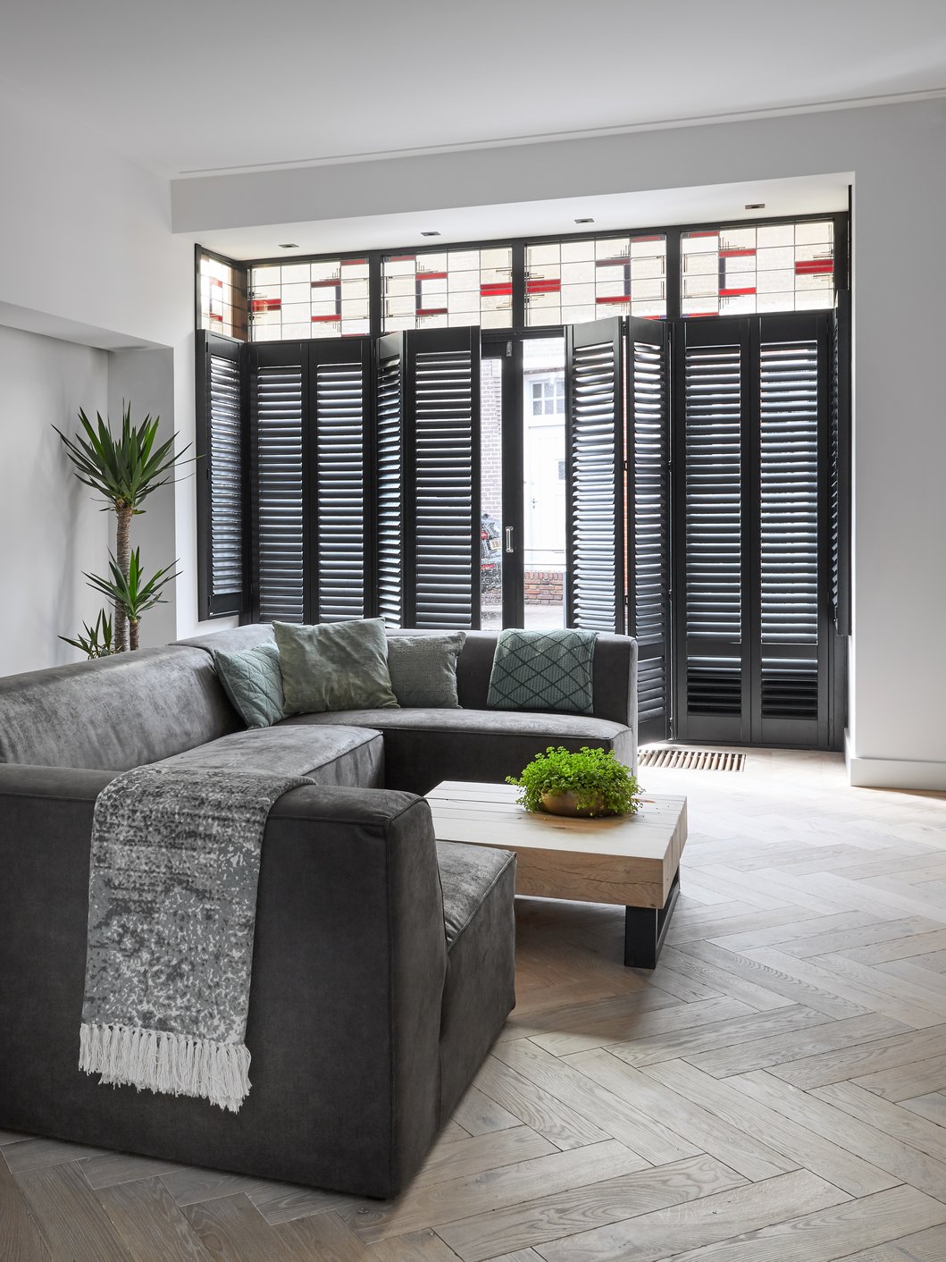 Zwarte shutters in de woonkamer idee
