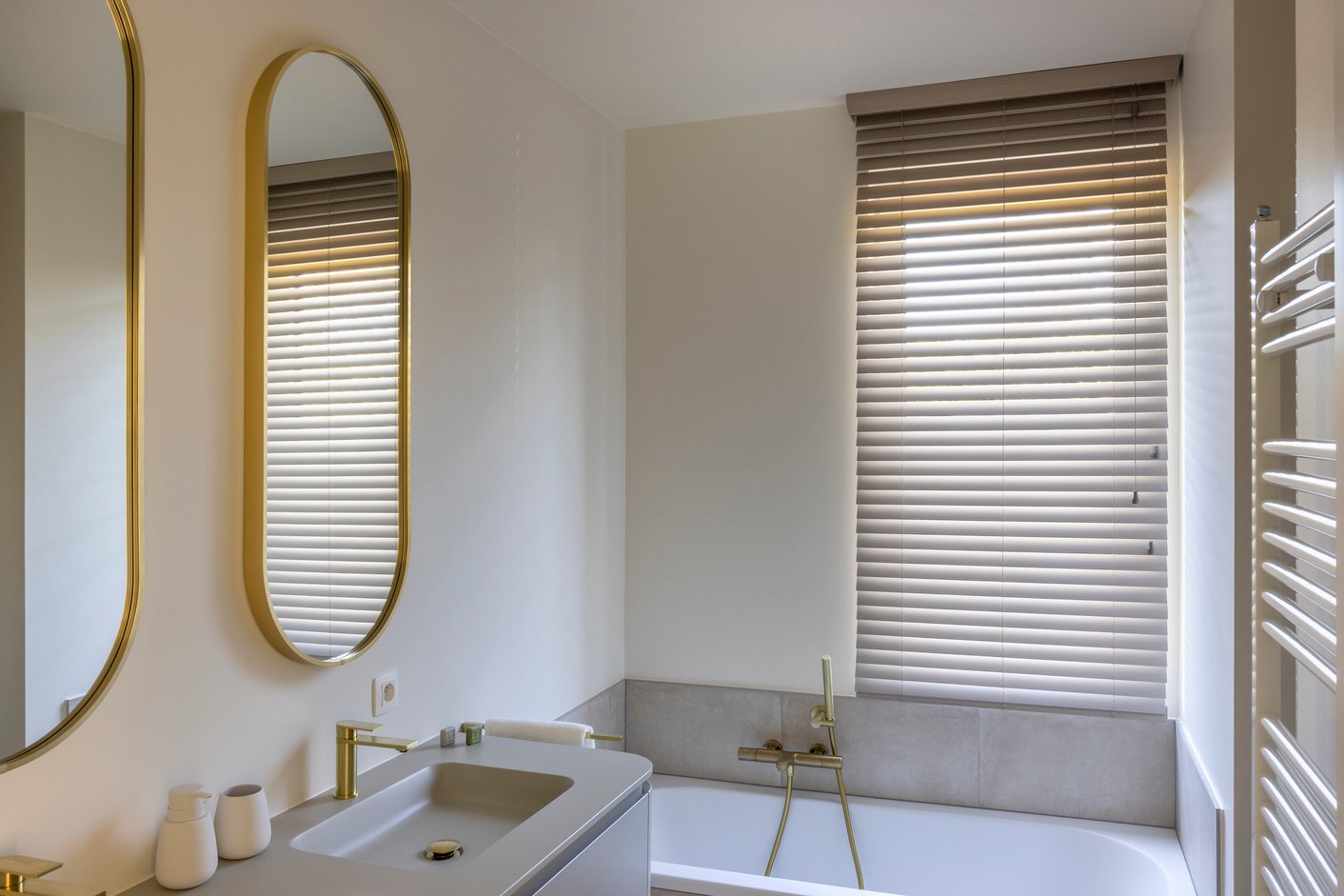 Houtlook jaloezieën in de badkamer