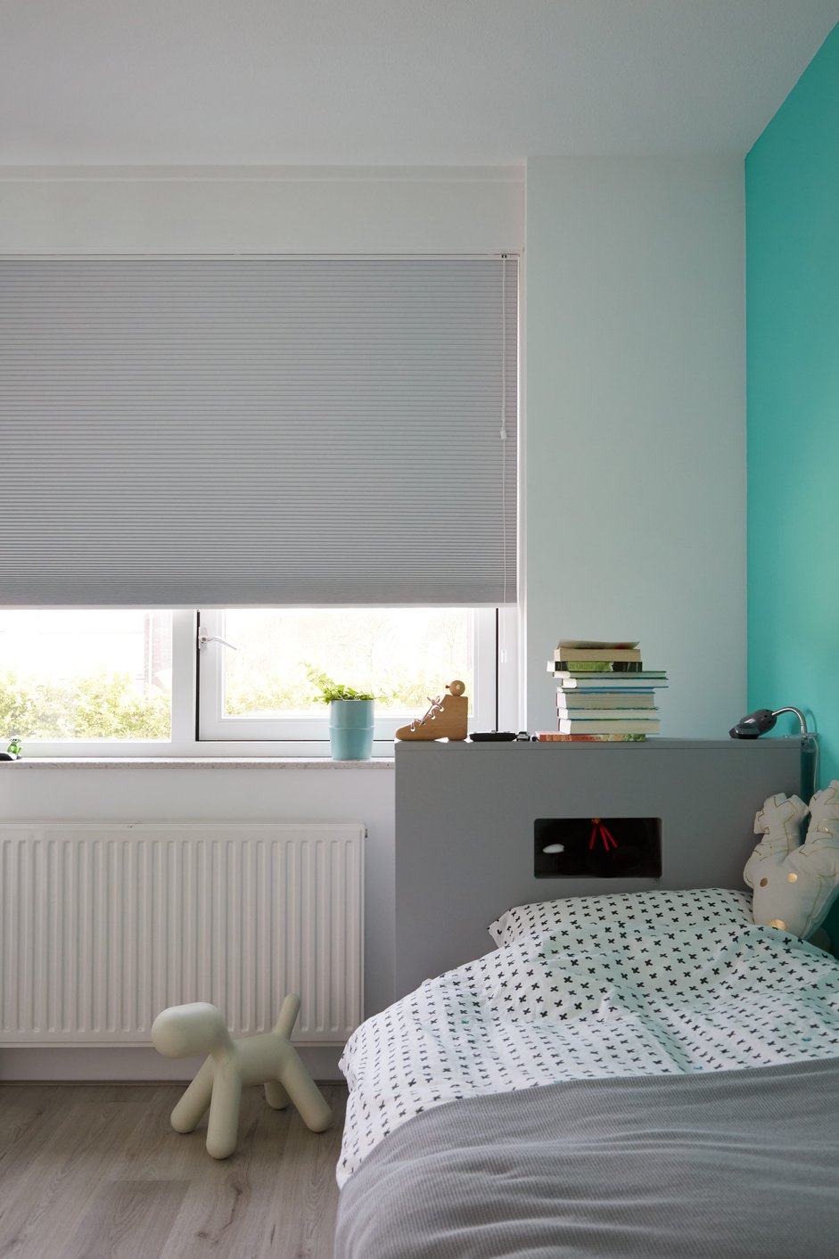 Peuterkamer inspiratie met gekleurde muur