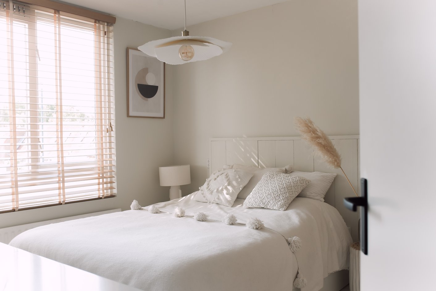 Japandi slaapkamer met neutrale kleur