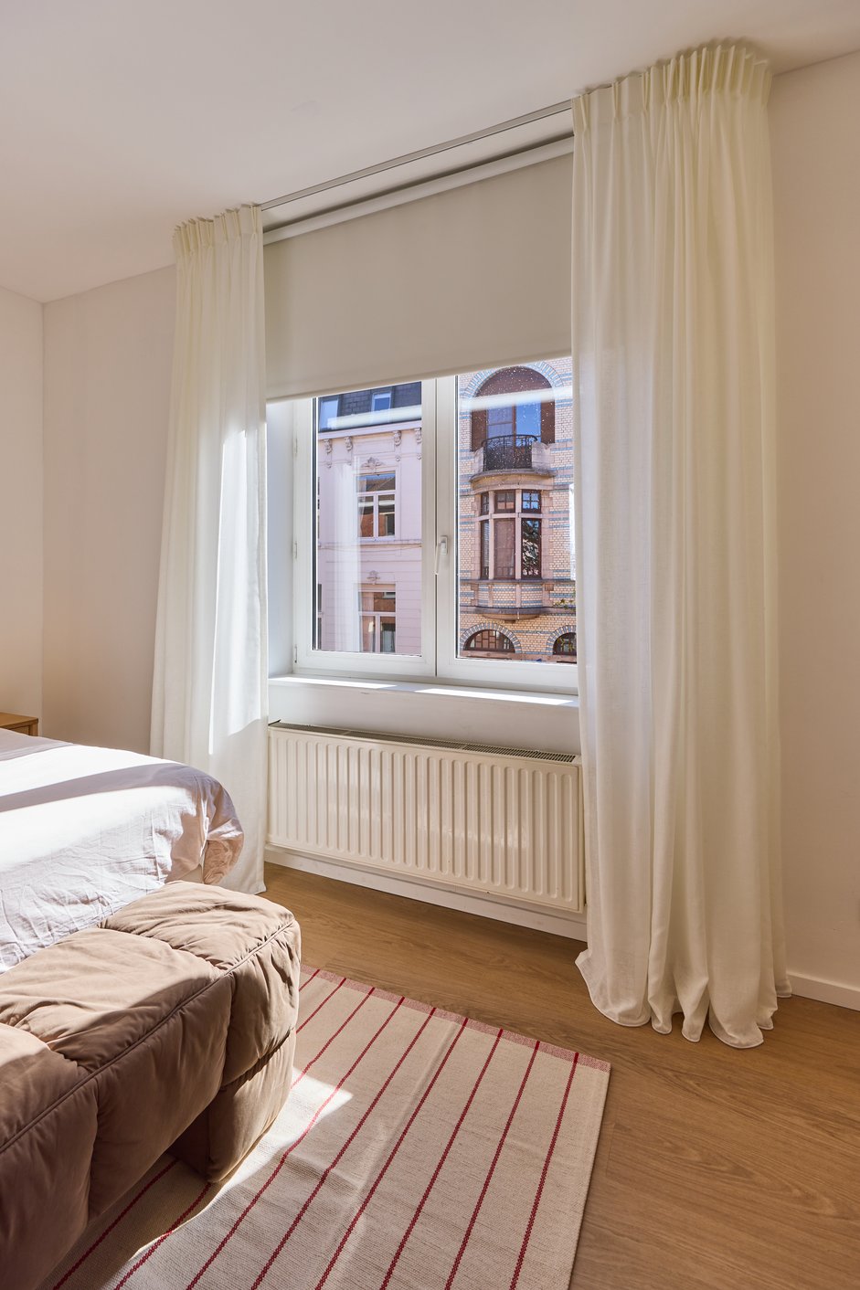 Rolgordijn en gordijn in de slaapkamer