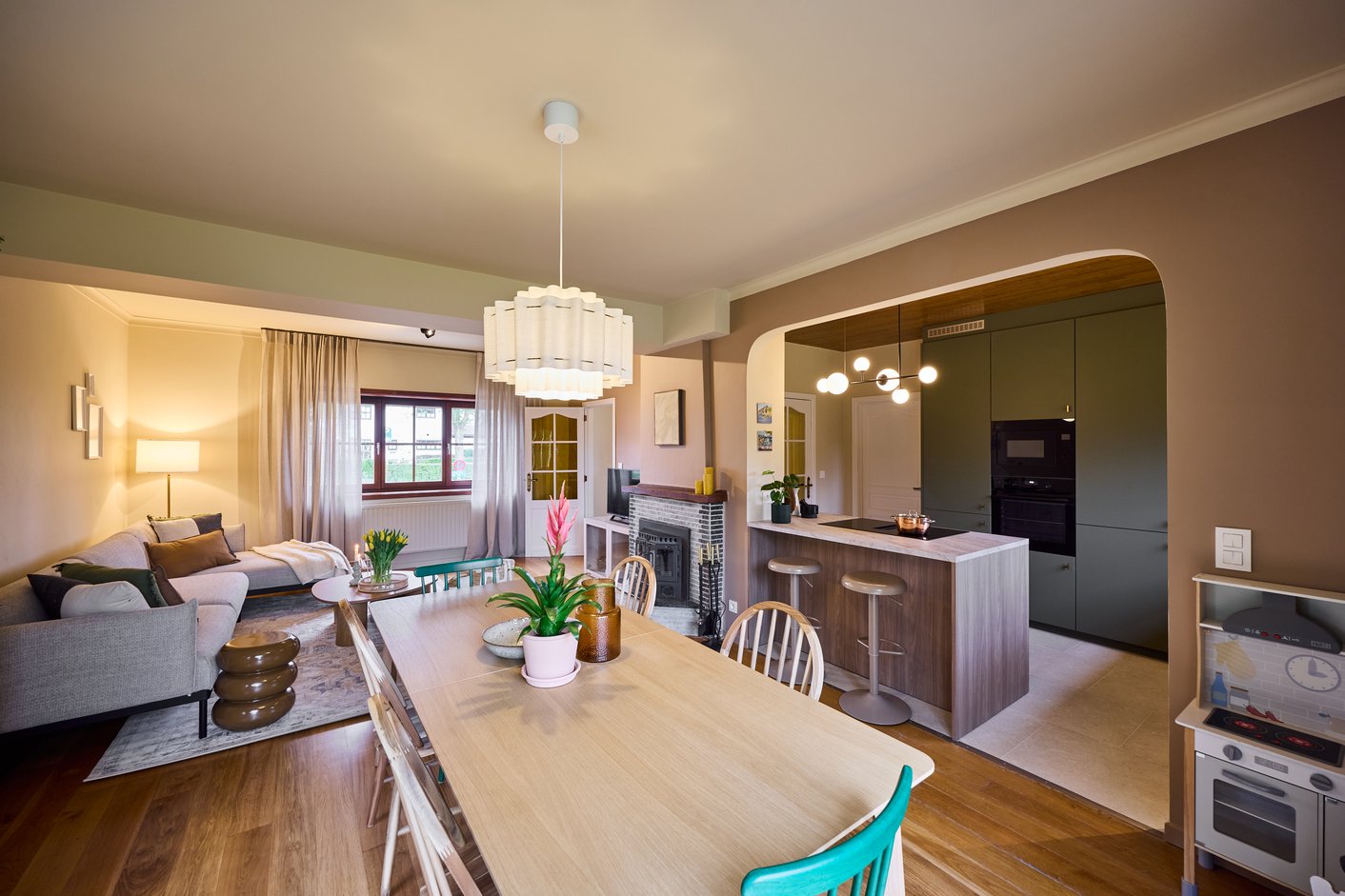 Woonkamer met gordijnen