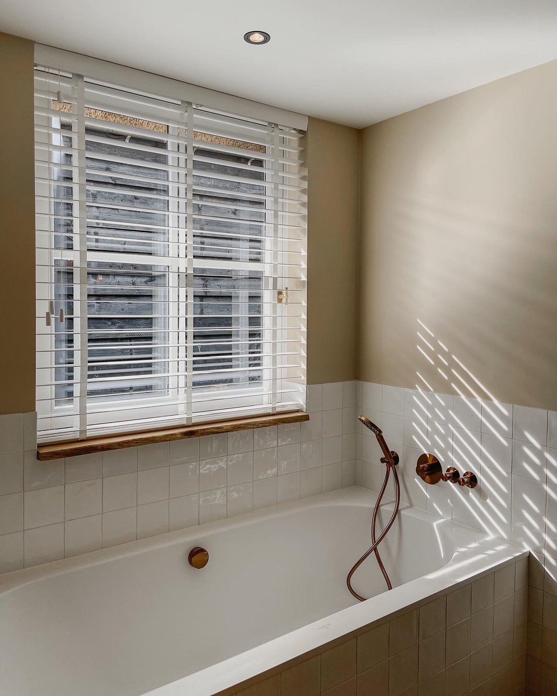 Kleine badkamer met neutrale kleuren