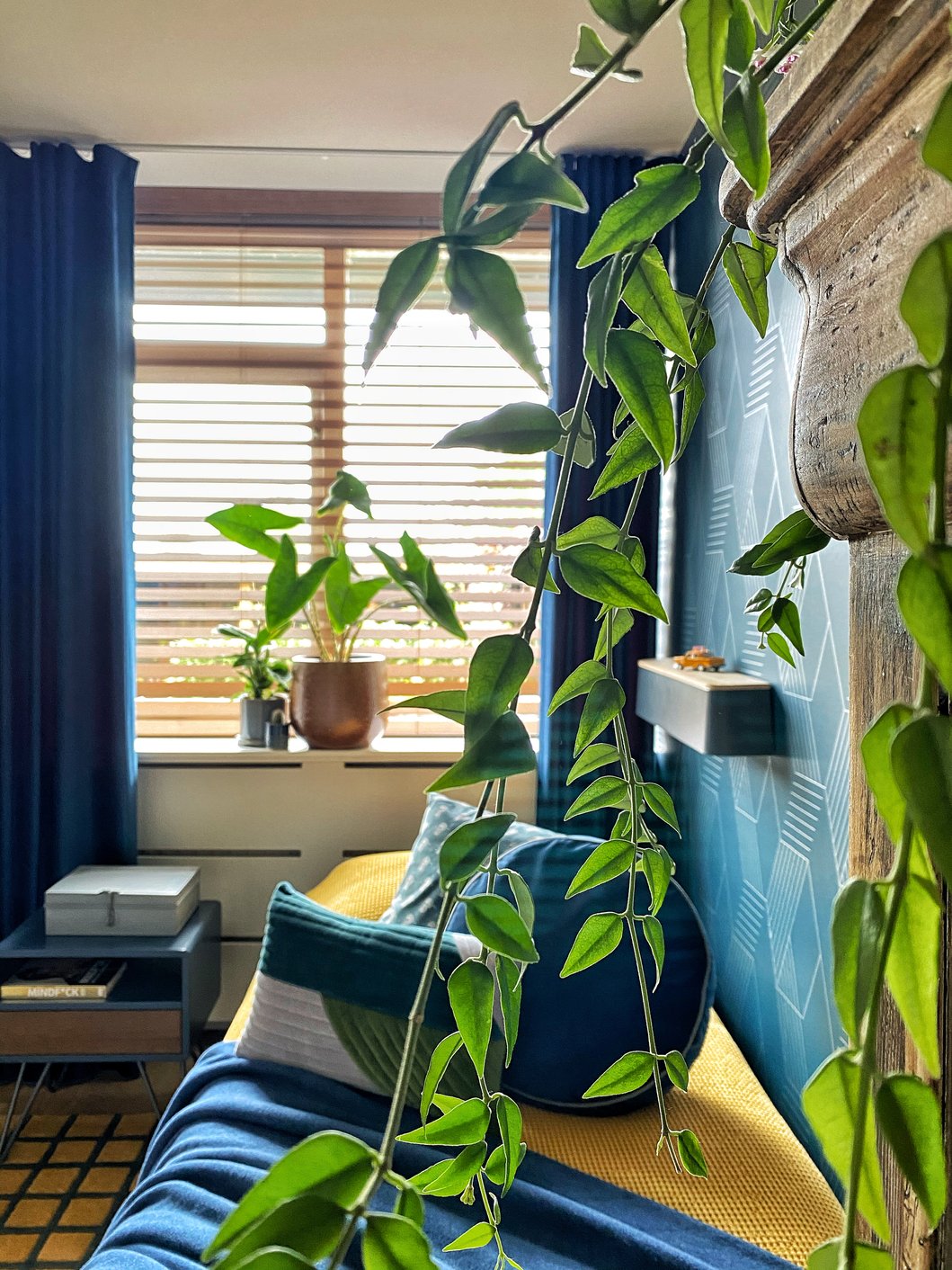 Blauwe gordijnen in combinatie met eiken houten jaloezieën