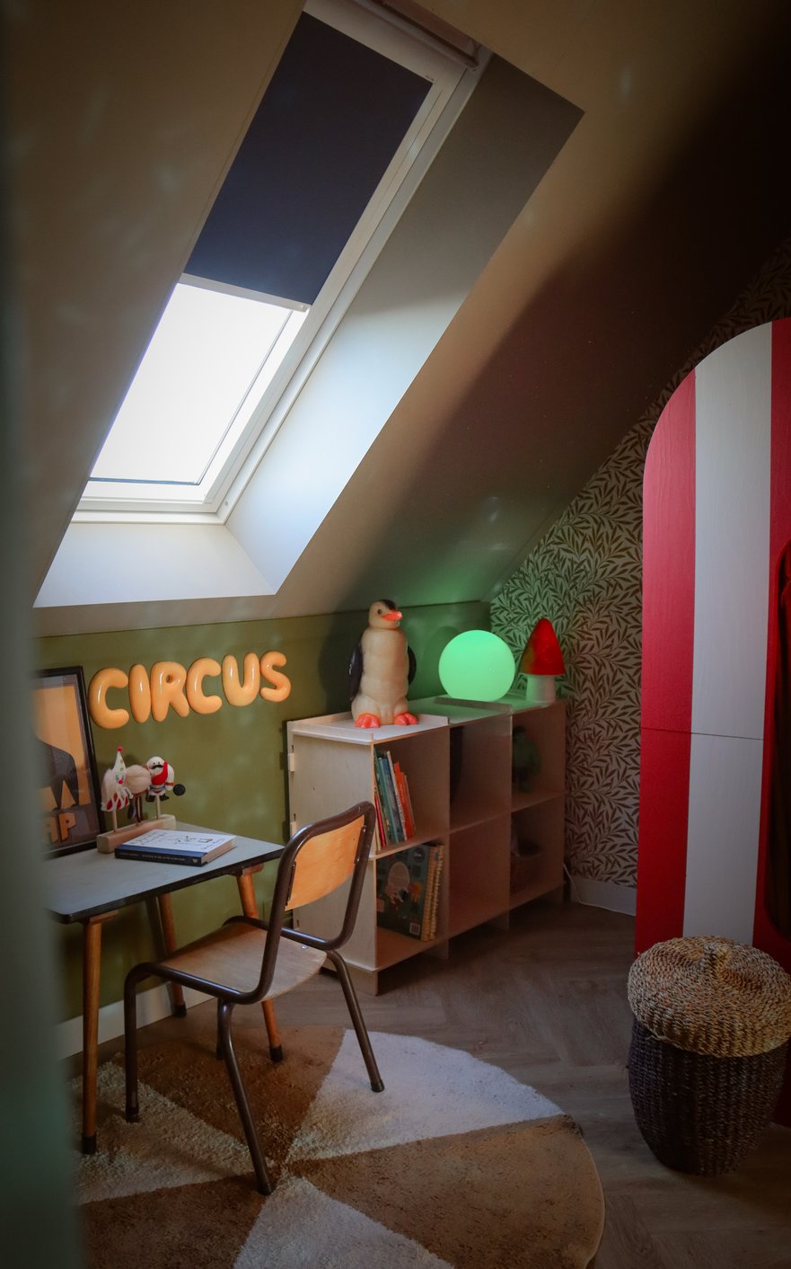 Blauwe dakraam rolgordijnen in de kinderkamer