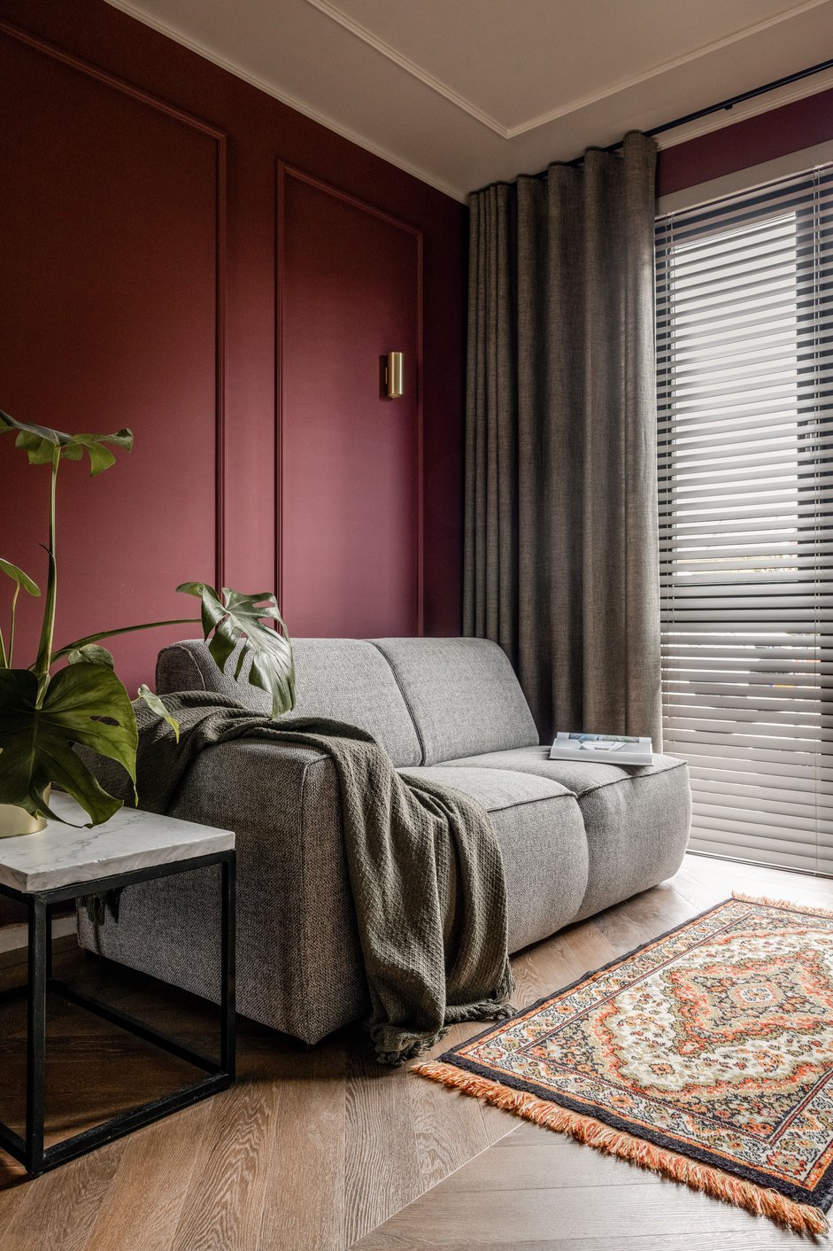 Energie besparen met gordijnen en houten jaloezieën in de woonkamer