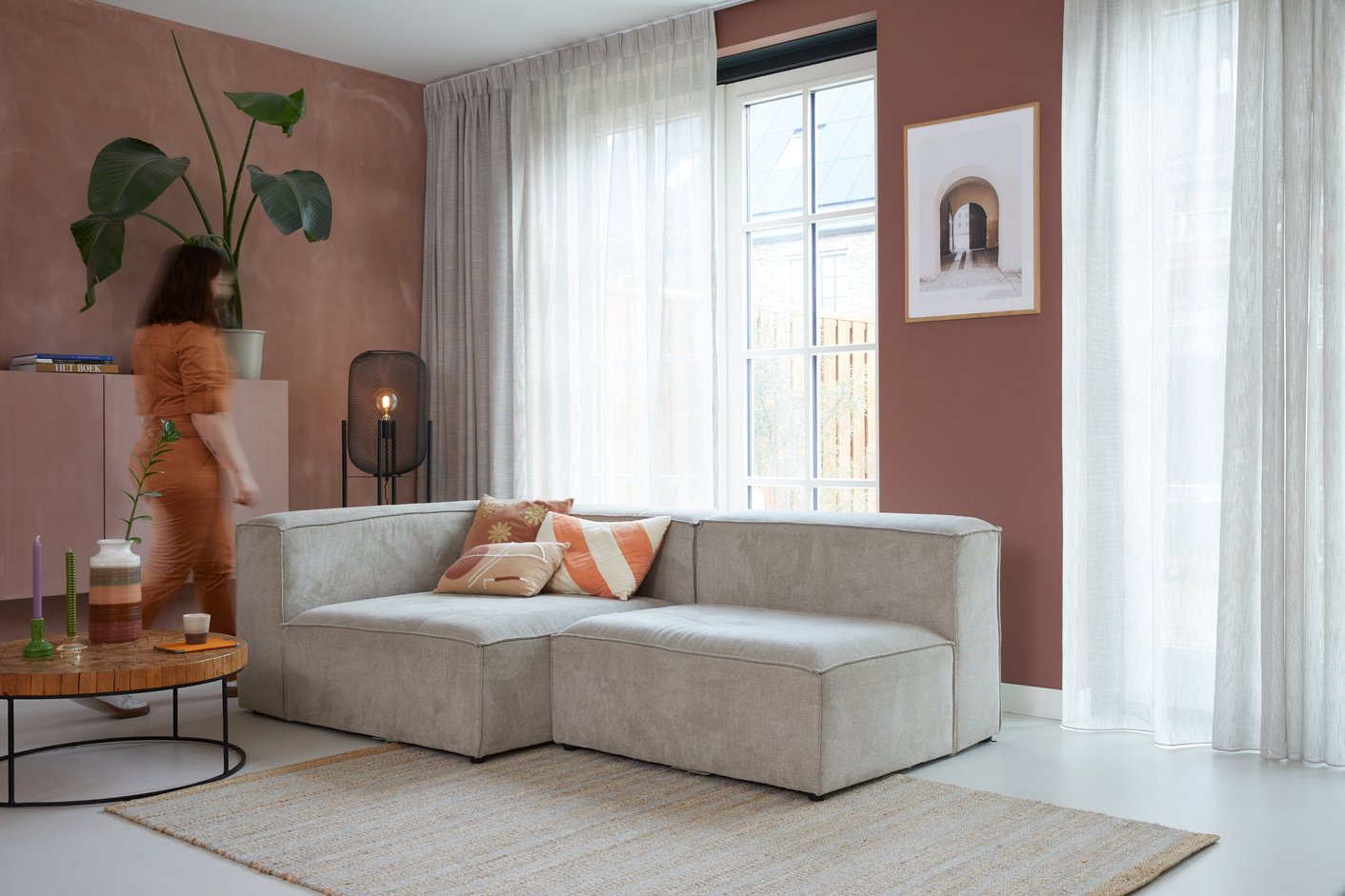 Lichte inbetween gordijnen bij roze muur