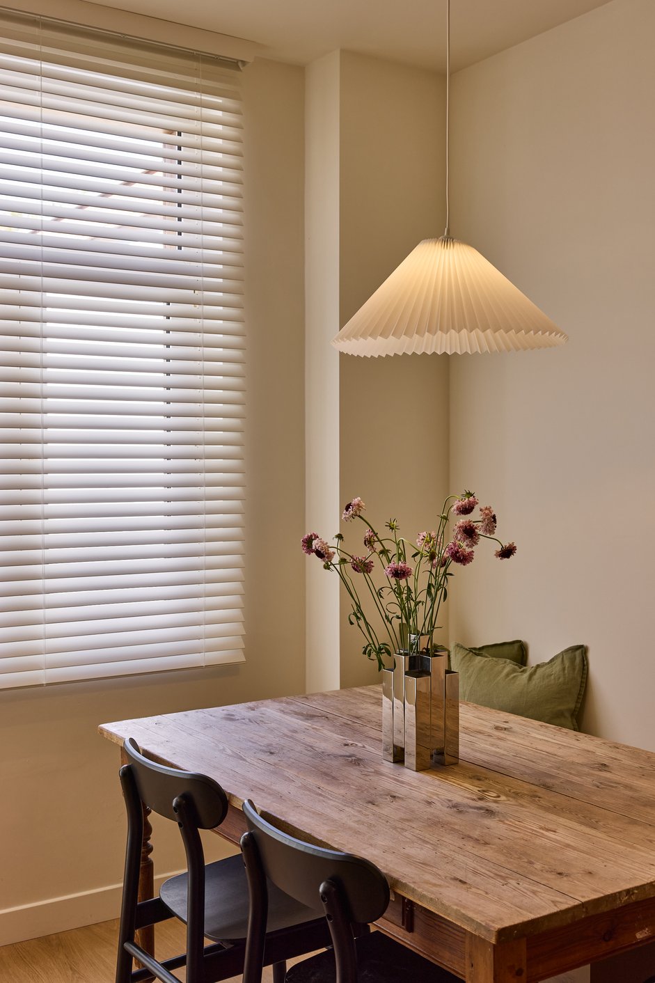 Witte houten jaloezie in de eetkamer