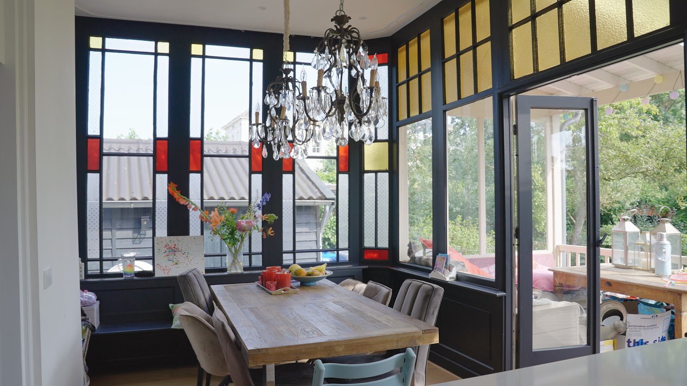 De serre van Trijntje Oosterhuis met prachtige glas-in-loodramen