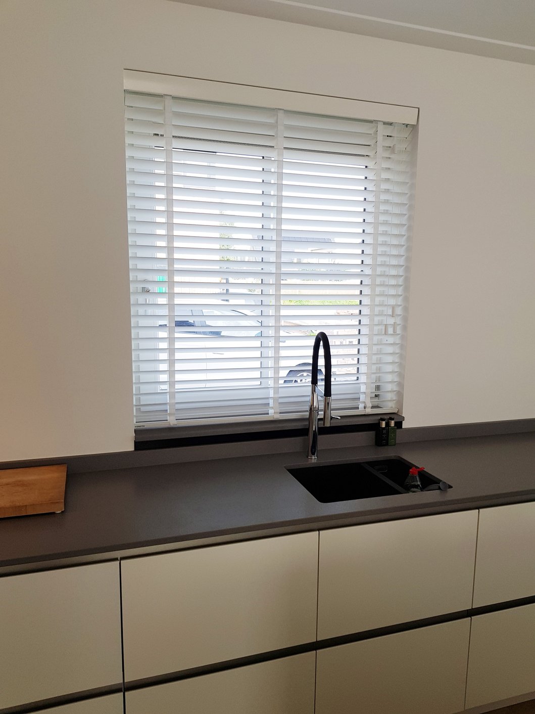 Witte jaloezieën in keuken Zosan.nl