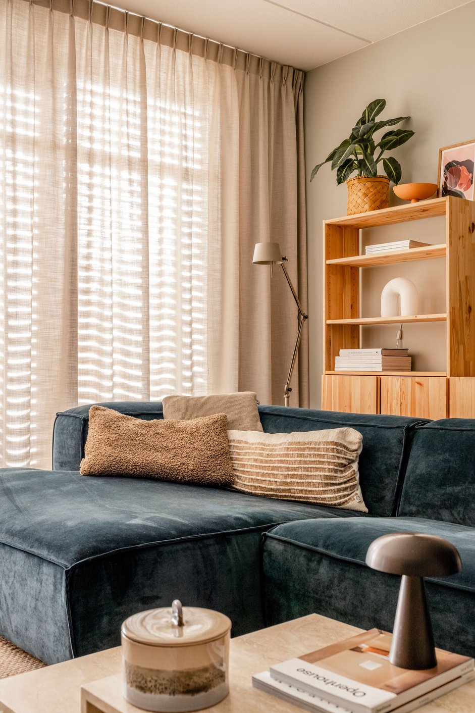 Beige gordijnen in de woonkamer