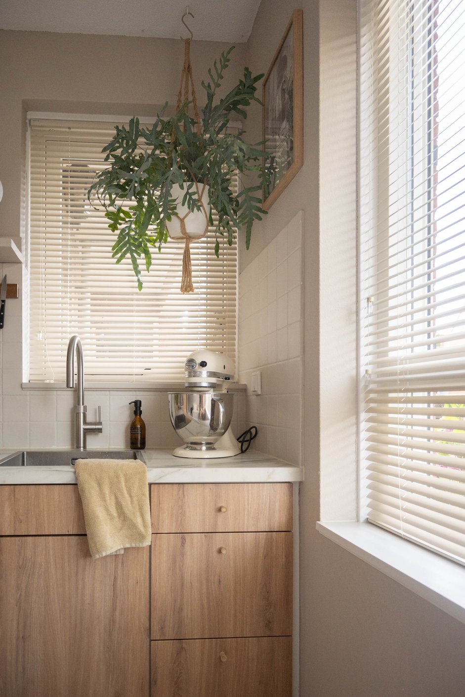 Beige jaloezieën in keuken op maat
