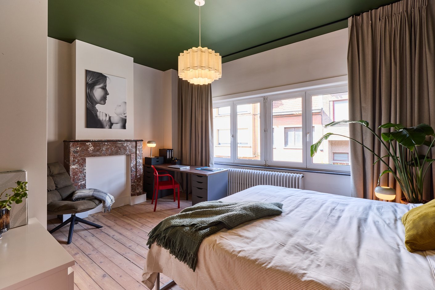 Slaapkamer met gordijnen en groen plafond