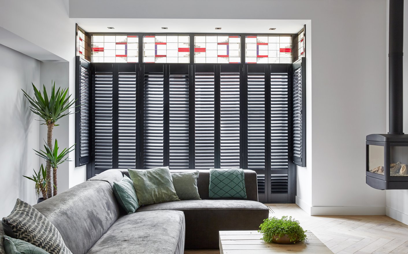 Zwarte shutters in woonkamer