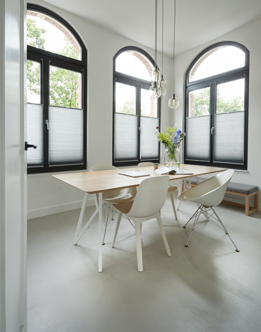 Strakke eetkamer met houten tafel