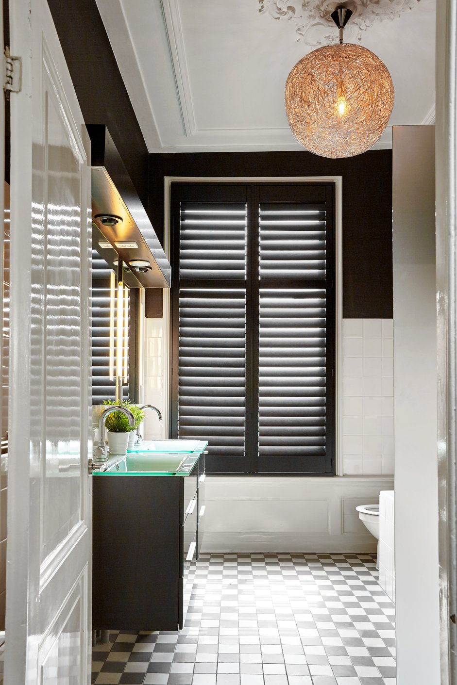 Klassiek modern interieur in badkamer