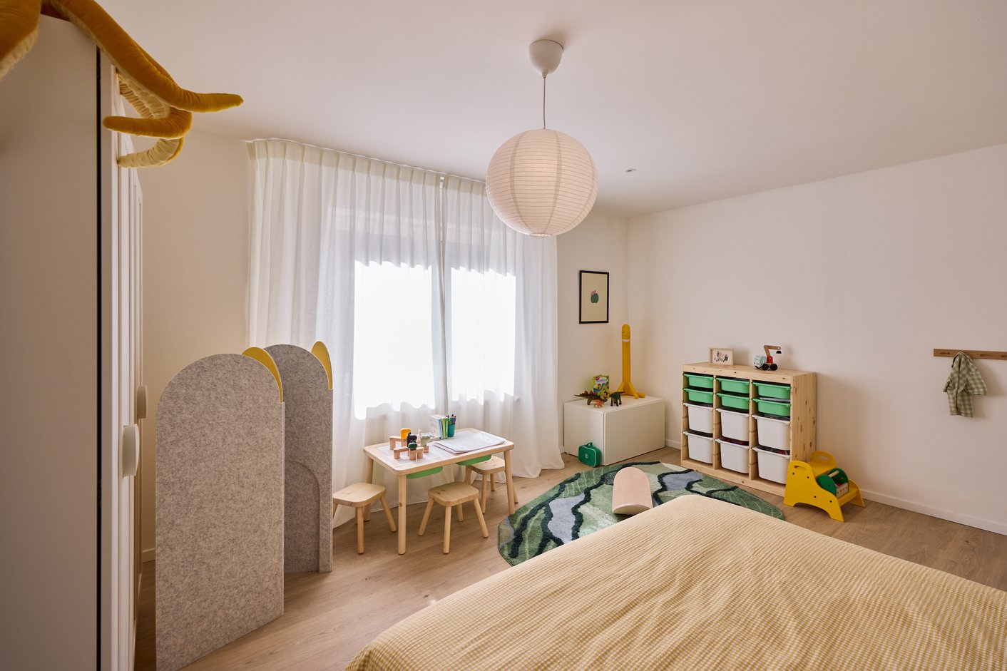 Kinderkamer met witte voile gordijnen